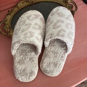 NWOT, Barefoot Dreams slippers!! Size large